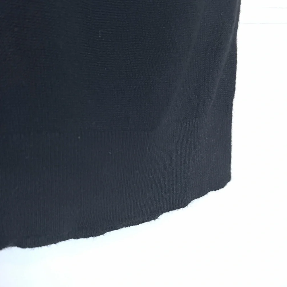 Ines de la Fressange x Uniqlo - Black V-Neck Sweater with White Trim - Picture 3 of 4